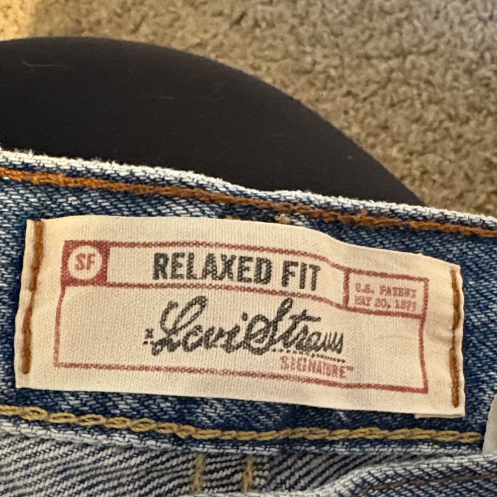 Levis High-Rise Straight Leg Jeans in Medium Blue - Picture 3 of 3
